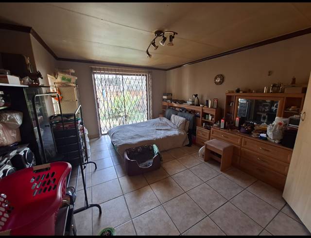 4 BEDROOM FREEHOLD FOR SALE IN VAN DYK PARK